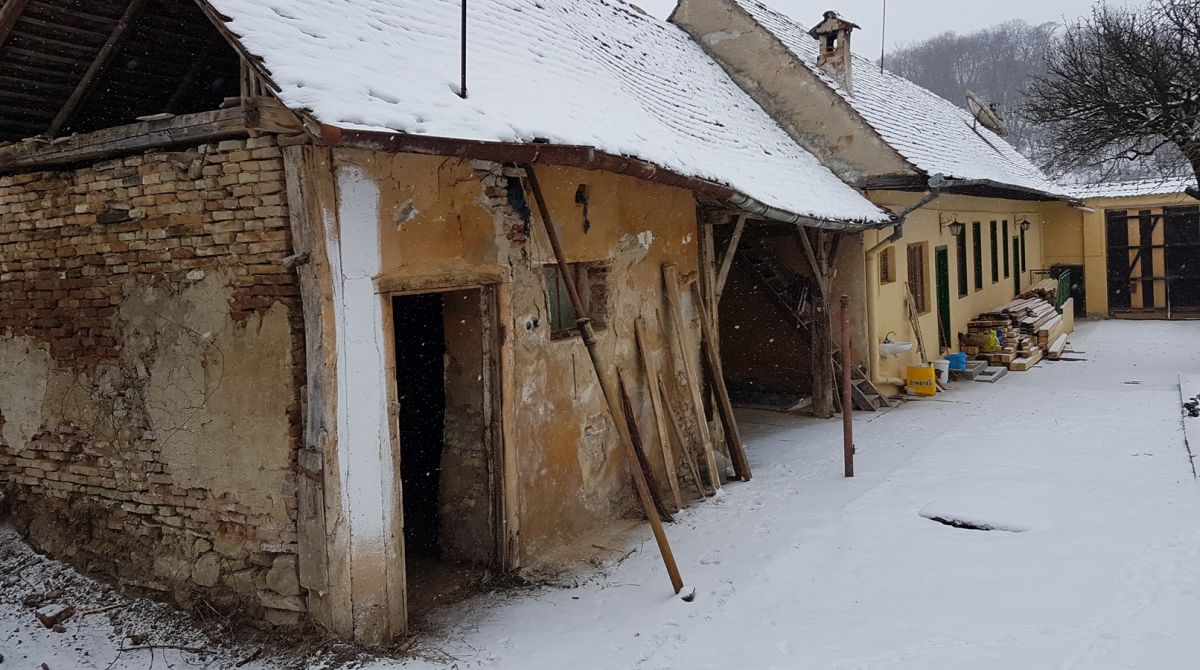 Anexa șopron înainte de reconstrucție