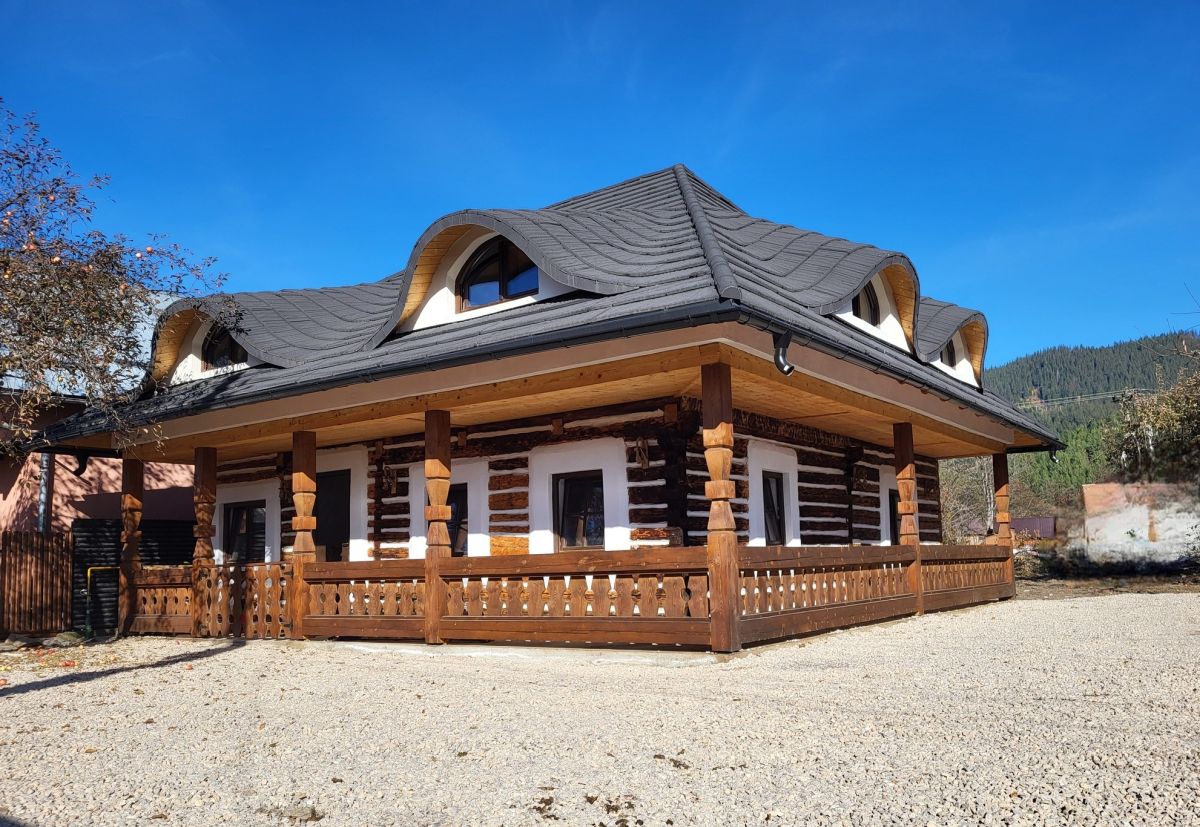 Casa în stil bucovinean cu lucarne