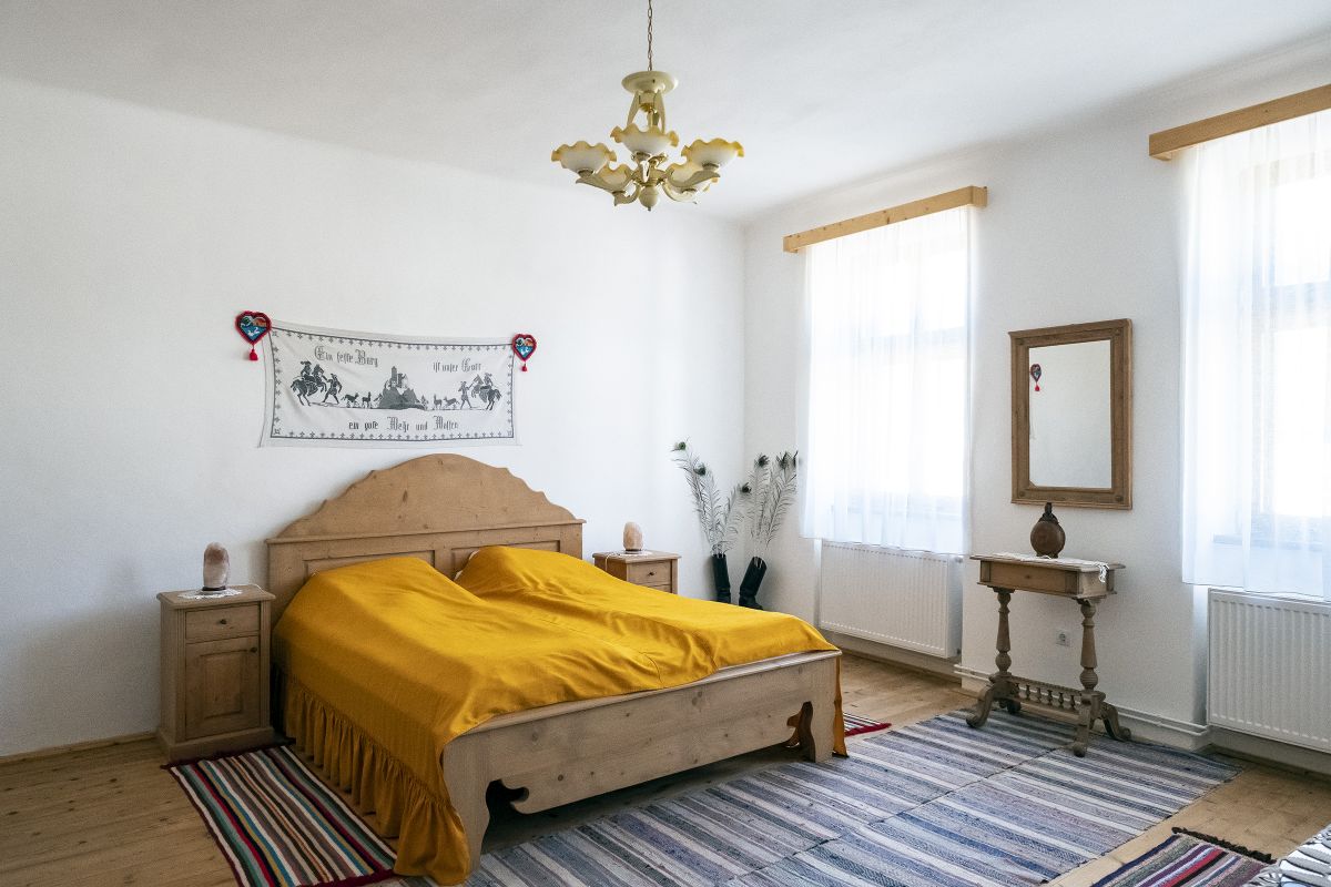 Cum a fost restaurată o casă săsească din Richiș folosind materiale naturale și voluntari internaționali 13 Cameră elegantă decorată în stil săsesc