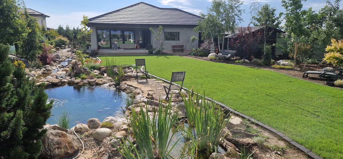 De la teren agricol la o grădină spectaculoasă inspirată de peisajele montane 13 Casă în Corbeanca cu gazon, iaz, arbori decorativi