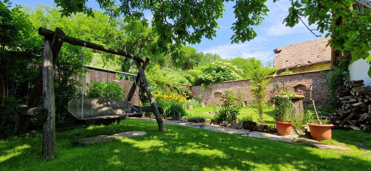 Cum a fost restaurată o casă săsească din Richiș folosind materiale naturale și voluntari internaționali 14 Grădina cu zone de relaxare