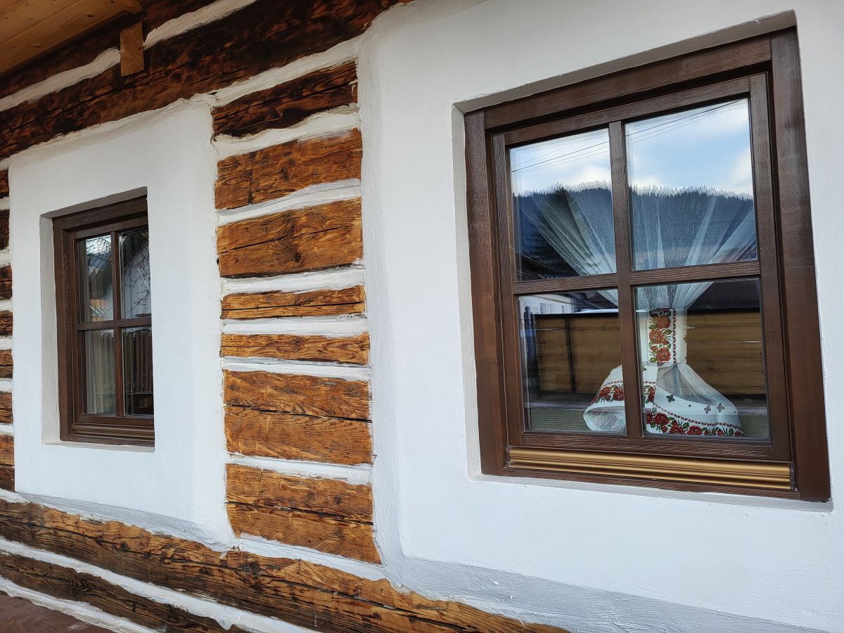 Lemn, tencuială și finisaje naturale