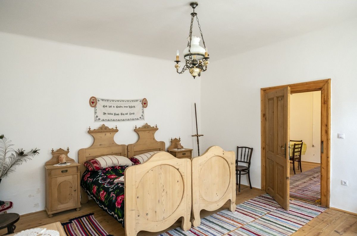 Cum a fost restaurată o casă săsească din Richiș folosind materiale naturale și voluntari internaționali 11 Camera tradițională săsească