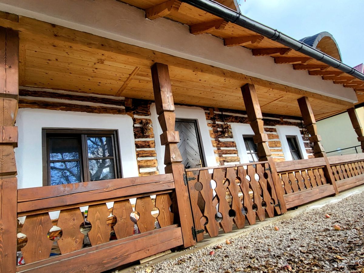 Prispă casă stil bucovinean