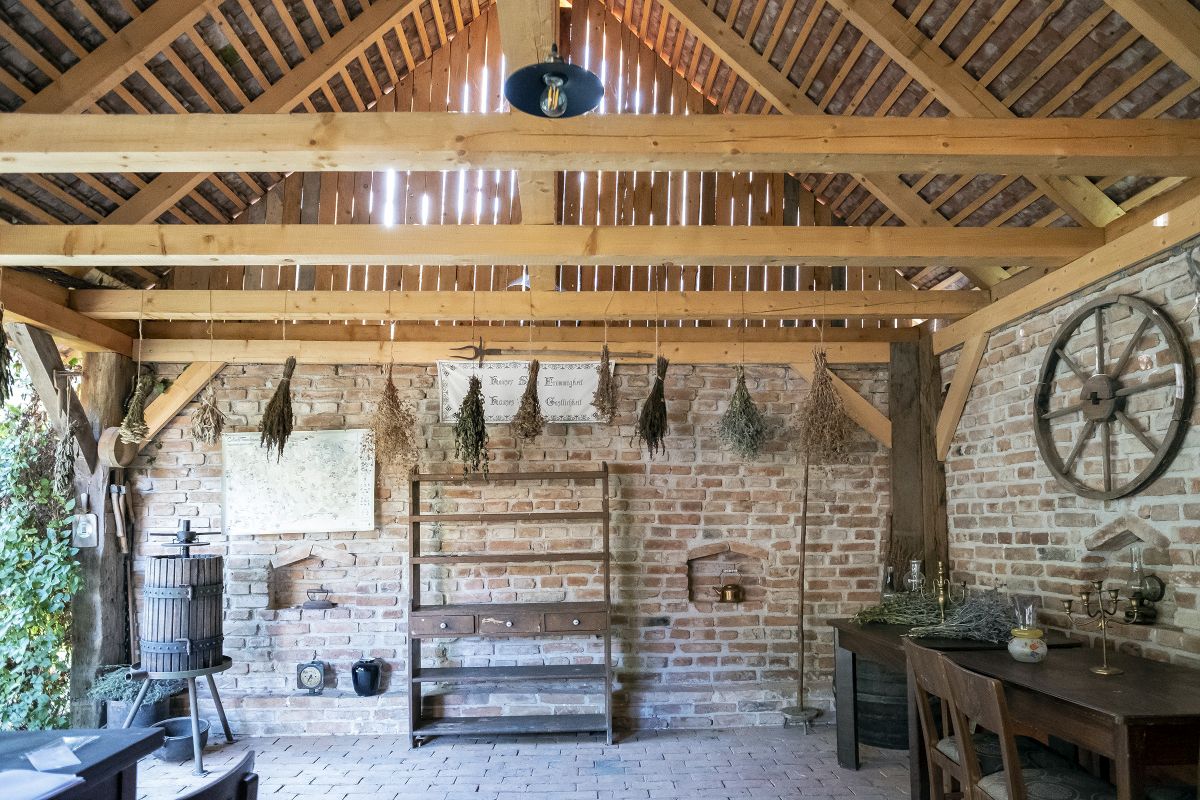 Cum a fost restaurată o casă săsească din Richiș folosind materiale naturale și voluntari internaționali 10 Șopron reconstruit cu cărămidă, lemn, țiglă