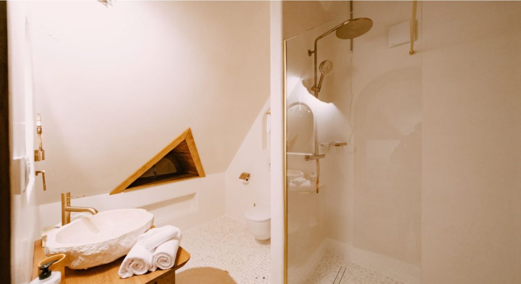 Tadelakt: un finisaj tradițional pentru spații contemporane 13 Baie tadelakt - Matca Hotel Relais & Chateaux