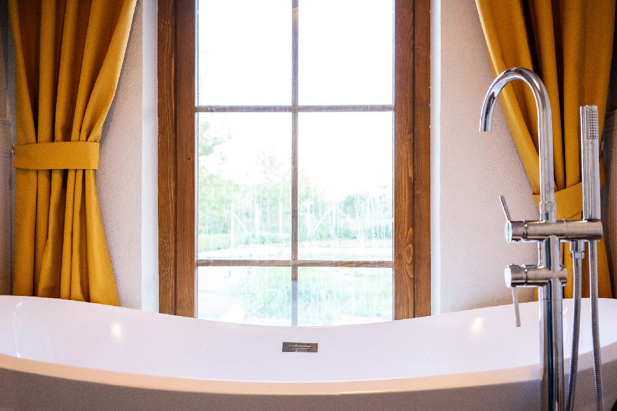 Cadă freestanding cu vedere spre grădină