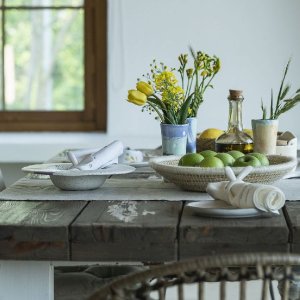 Casă vacanță în Jurilovca - masă și fereastră lemn