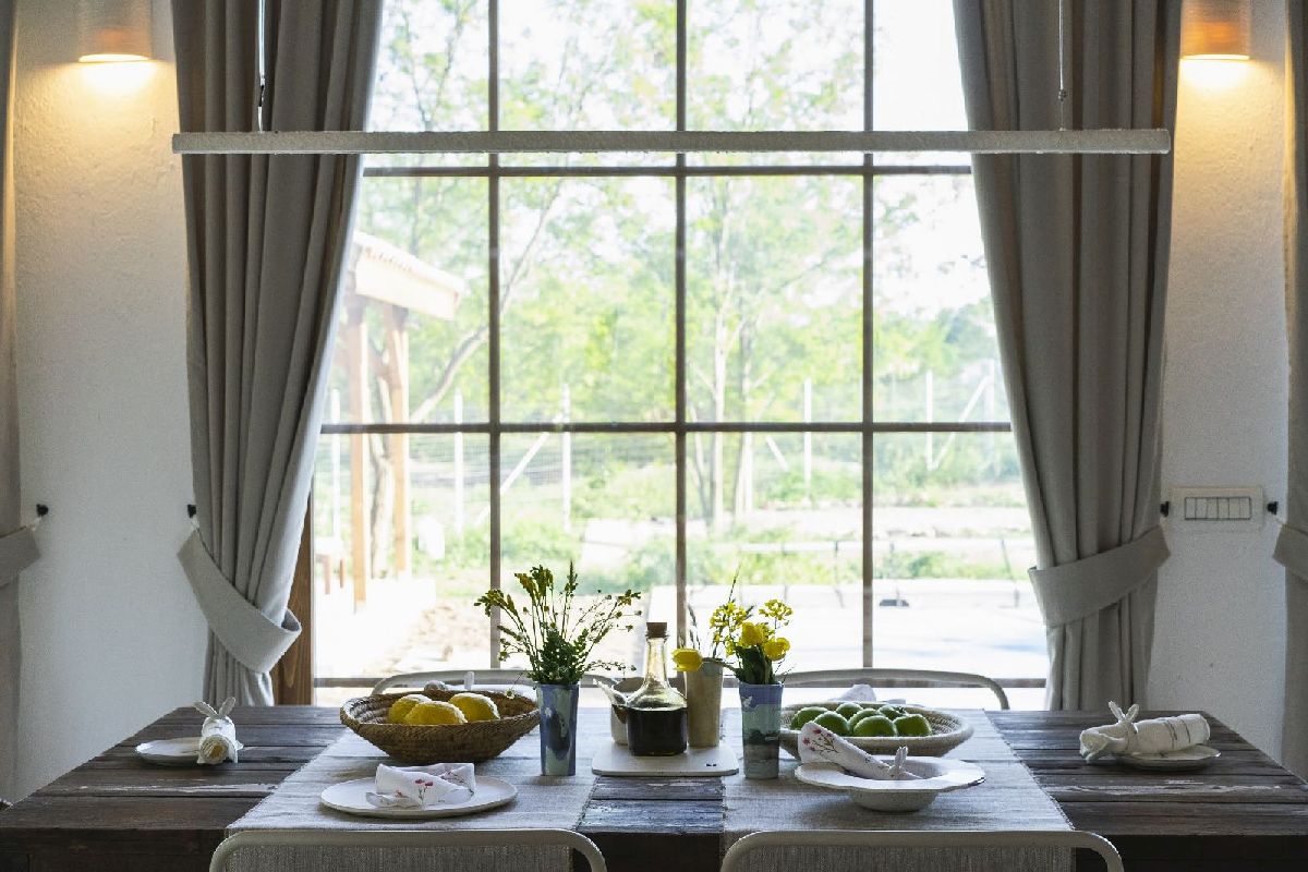 Fereastră cu vedere spre grădină.