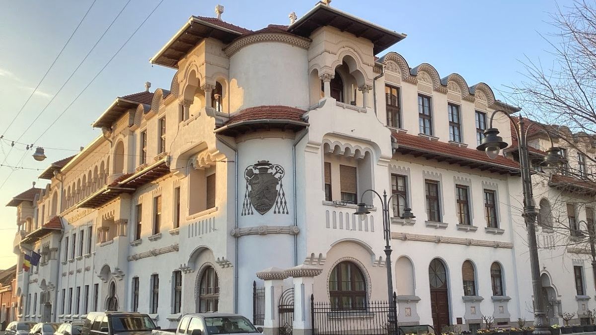 Dicționar de termeni în construcții (I): renovare, restaurare, restructurare, reabilitare 5 Fațada restaurată Liceul Greco-Catolic Iuliu Maniu - Oradea