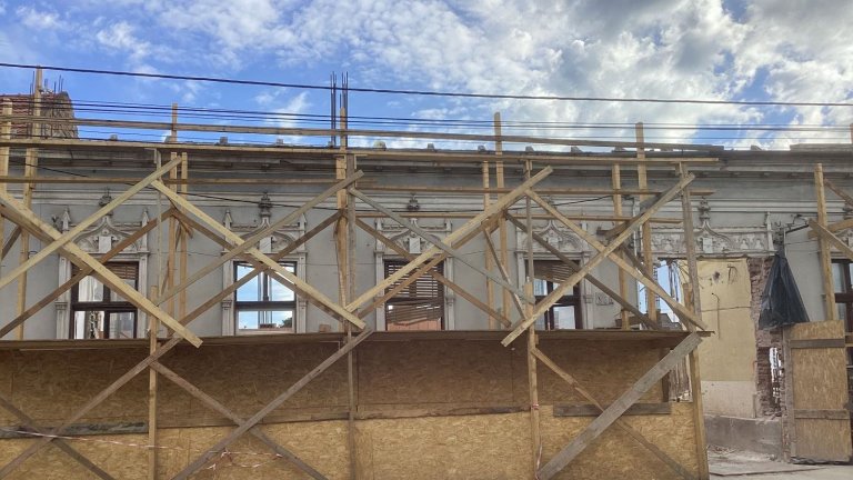 Casă veche în proces de renovare