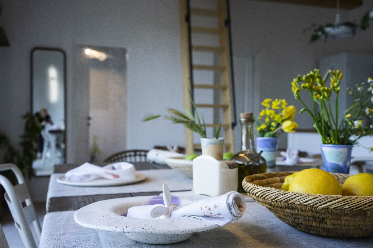 Scară din lemn integrată în decor