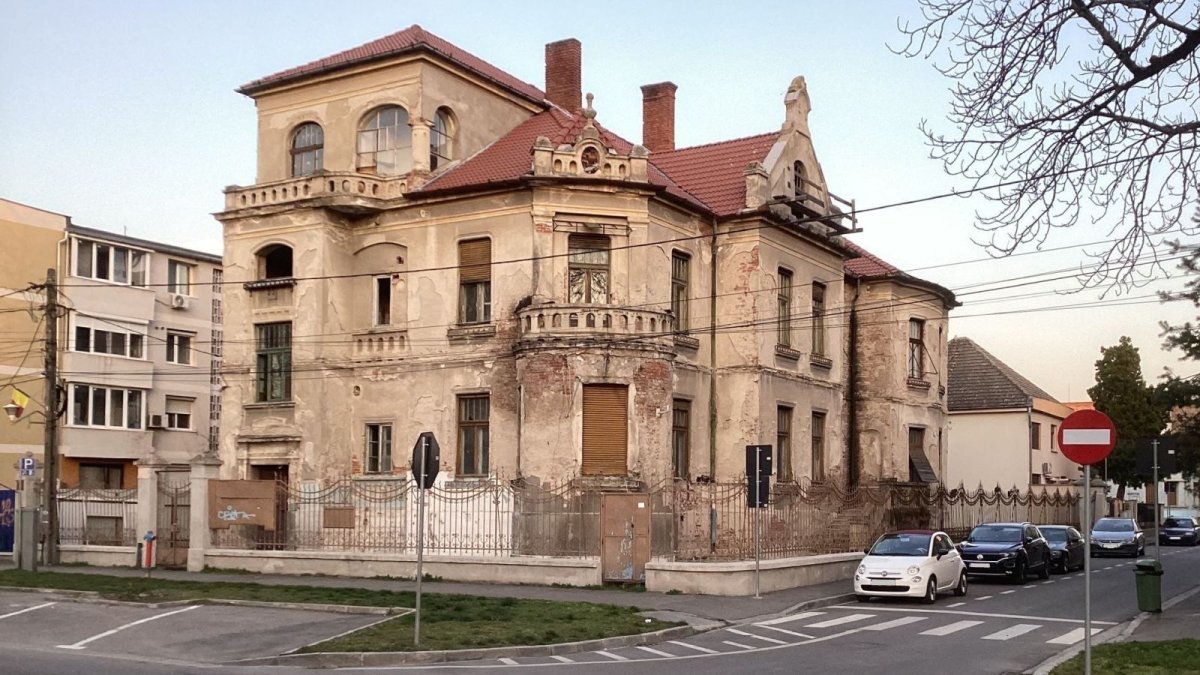 Casă veche degradată